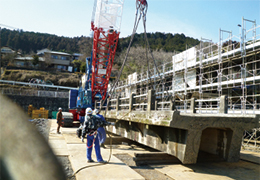クローラクレーンによる橋桁解体作業
